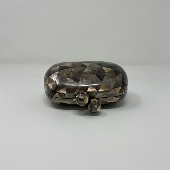 Mother of pearl seashell clutch - Picture 4 of 6